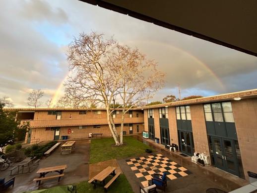 经过一周的大雨，宿舍上空出现了彩虹.